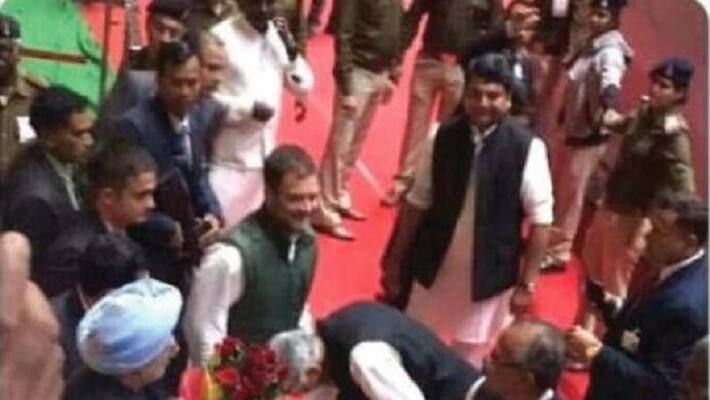 Fact check of Motilal vora touching feet of rahul gandhi image goes viral Fact check of Motilal vora touching feet of rahul gandhi image goes viral