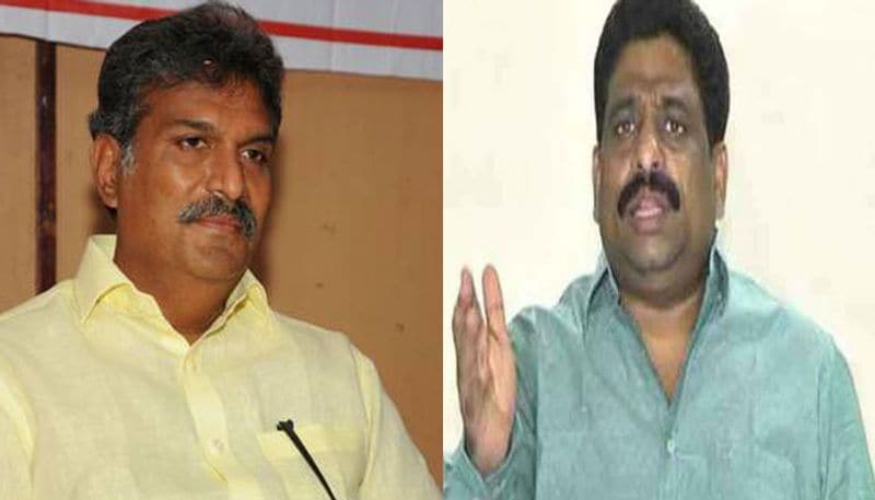 తాజాగా కేశినేని నాని, విజయవాడ అర్బన్ అధ్యక్షుడు బుద్ధా వెంకన్నకు మధ్య పచ్చగడ్డి వేస్తే భగ్గుమంటోంది. కేశినేని నాని ట్విట్టర్ వేదికగా తమ పార్టీ నేతలపైనే విమర్శలు గుప్పిస్తున్నారు. కేశినేని నాని తీరుపై బుద్ధా వెంకన్న పార్టీ నేతల వద్ద తన ఆవేదనను వ్యక్తం చేస్తున్నారు.