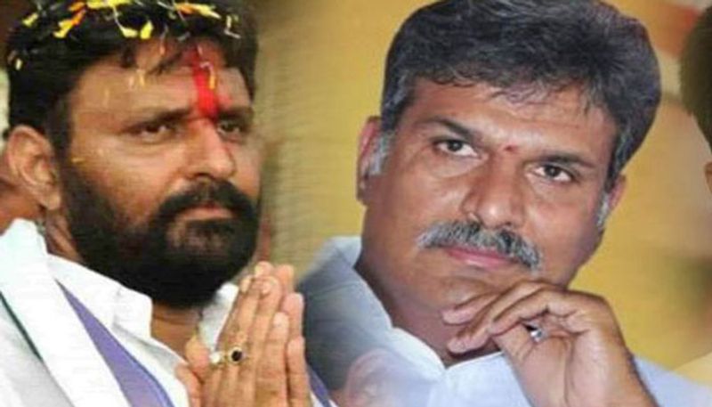 గుడివాడ వైపీపీ ఎమ్మెల్యే కొడాలి నానికి మంత్రి పదవి దక్కిన సందర్భంలో కేశినేని నాని స్పందించిన తీరు సొంత పార్టీవారినే కాకుండా ఇతరులను కూడా ఆశ్చర్యపరిచింది దేవినేని ఉమాకు కొడాలి నాని రుణపడి ఉండాలనిఆయన ఓ పోస్ట్ పెట్టారు. దేవినేని ఉమాపై ఆయన ఆ విధంగా వ్యంగ్యాస్త్రాలు విసిరారని భావించారు.