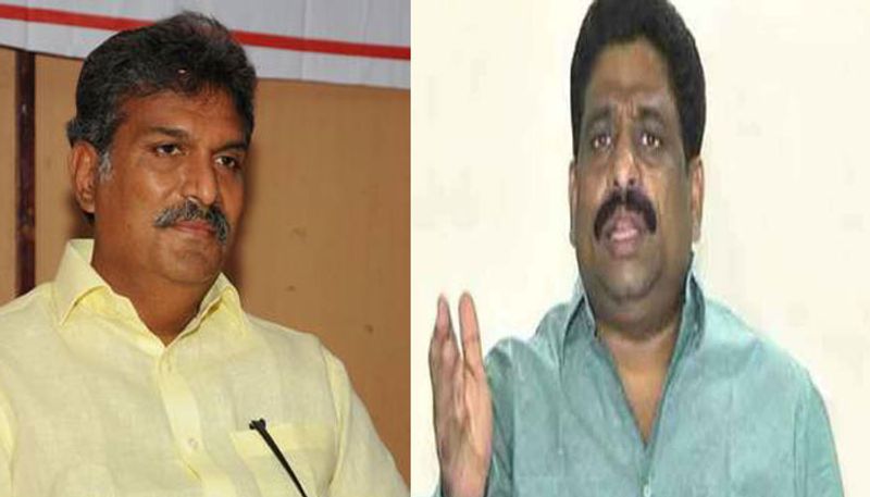 ఈ సమావేశానికి నగర పార్టీ అధ్యక్షుడు బుద్దా వెంకన్నను ఆహ్వానించారు. కానీ హైదరాబాద్లో వేరే కార్యక్రమం ఉండటంతో ఆయన హాజరుకాలేకపోయారు. అయితే, ఈ సమావేశంలో నాని చేసిన వ్యాఖ్యలు బుద్దా వెంకన్నకు కొంతమంది కార్పొరేటర్లు చేరవేశారు. పశ్చిమ నియోజకవర్గం అభ్యర్థి విషయంలో టీడీపీ హైకమాండ్ నిర్ణయం తీసుకోవాలే కాని నాని ఎలా వ్యాఖ్యలు చేస్తారంటూ ఎంపీ నాని అనుచరుల వద్ద బుద్దా వెంకన్న ఆగ్రహం వ్యక్తం చేసినట్లు తెలుస్తోంది.