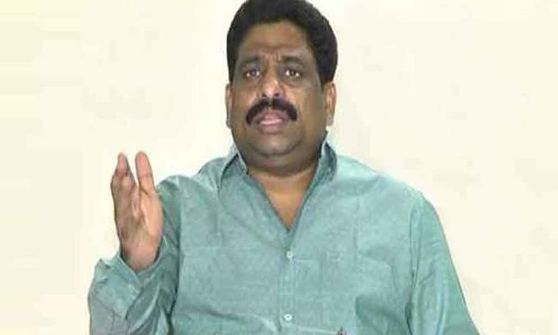 విజయవాడ ఎంపీ కేశినేని నాని ఆదివారంనాడు ఎమ్మెల్సీ బుద్దా వెంకన్నను లక్ష్యంగా చేసుకొని విమర్శలు గుప్పించారు. ఇద్దరు నేతల మధ్య ట్విట్టర్ వేదికగా మాటల యుద్దం సాగుతోంది. టీడీపీ విజయవాడ సిటీలోని నేతల మధ్య చోటు చేసుకొన్న విభేదాలకు నిదర్శనంగా నిలుస్తోంది.