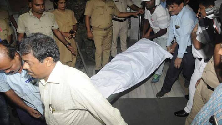 A man died after his hand stuck Between Doors Kolkata Metro Train A man died after his hand stuck Between Doors Kolkata Metro Train