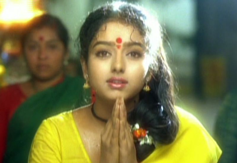 అమ్మోరు : కోడి రామకృష్ణ గ్రాఫికల్ మ్యాజిక్ ఈ చిత్రం. ఇందులో సౌందర్య అమ్మవారికి భక్తురాలిగా నటించింది.