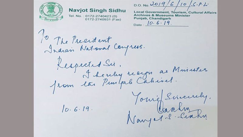 इससे पहले रविवार को सिद्धू ने कहा था कि वे अपना इस्तीफा पंजाब के सीएम को भेज रहे हैं। दरअसल, लोकसभा चुनाव के दौरान कैप्टन और सिद्धू के बीच तनातानी बढ़ गई थी। सिद्धू स्थानीय निकाय मंत्रालय छीने जाने से नाराज हैं। वे राहुल गांधी ने इसमें दखल चाहते थे। सिद्धू को ऊर्जा और नवीकरणीय ऊर्जा मंत्रालय का प्रभार दिया गया था। लेकिन सिद्धू ने इसमें कोई रुचि नहीं दिखाई। इसके बाद कैप्टन उनके खिलाफ एक्शन लेने के मूड में आ गए थे। लिहाजा अपनी किरकिरी होने से पहले सिद्धू ने इस्तीफा सौंप दिया। उल्लेखनीय है कि 14 जुलाई को सिद्धू ने अपना इस्तीफा सार्वजनिक करते हुए कहा कि उन्होंने 10 जून को ही तत्कालीन कांग्रेस अध्यक्ष राहुल गांधी को इस्तीफे की चिट्ठी सौंप दी थी। अब 15 जुलाई को सिद्धू ने ट्वीट करते हुए कहा कि मैंने अपना इस्तीफा पंजाब के सीएम को भेज दिया है। इस्तीफा उनके आधिकारिक आवास पर पहुंच गया है।