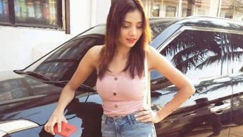 शनिवार की सुबह केलोद थाना क्षेत्र में खुशी की लाश मिली थी। पुलिस ने सोशल मीडिया की मदद से खुशी की शिनाख्त की। पुलिस ने 10 घंटे में ही अशरफ को दबोच लिया। अशरफ कट जोन नाम से सैलून चलाता है। वहीं उसके पिता अफसर शेख उर्फ अफसर अंडा एक बड़ा गांजा विक्रेता है। वो कई बार जेल जा चुका है। खुशी ने अपने हाथ और छाती पर टैटू बनवाए थे। छाती के टैटू में क्वीन और हाथ के टैटू पर अंग्रेजी में ‘खुशी और आशू’ एक साथ लिखा हुआ था। टैटू से ही पुलिस को खुशी की शिनाख्त हुई।
