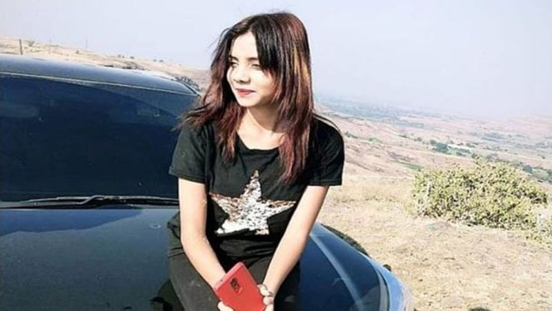 छिंदवाड़ा. सुपर मॉडल बनने की ख्वाहिश लेकर मुंबई का रुख करने वाली 19 साल की एक लड़की खुशी परिहार का उसके ही बॉयफ्रेंड अशरफ शेख ने बेरहमी से मर्डर कर दिया। मॉडल के खुले विचार उसके प्रेमी के सीने में जलन पैदा करते थे। वो लगातार टोका-टाकी भी करता आ रहा था। लेकिन जब मॉडल ने बंदिशें स्वीकार नहीं कीं तो प्रेमी ने उसकी जान ले ली।