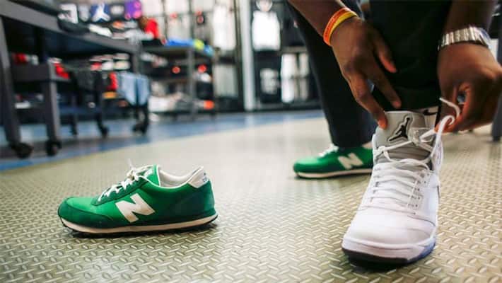 Mother did not give money, son steals shoes from the mall in up Ghaziabad Mother did not give money, son steals shoes from the mall in up Ghaziabad