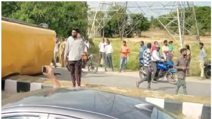 The accident of a bus overturns Fortunately escaped teacher and student The accident of a bus overturns Fortunately escaped teacher and student