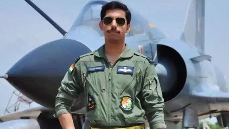 1 फरवरी को ट्रेनी लड़ाकू विमान मिराज 2000 क्रैश हो गया था, जिसमें 2 पायलटों शहीद हो गए थे। ये हादसा हिंदुस्तान एयरोनॉटिक्स लिमिटेड (HAL)एयरपोर्ट पर हुआ था। इस हादसे में स्क्वाड्रन लीडर समीर अब्रोल और सिद्धार्थ नेगी सवार थे। हादसे के वक्त दोनों में प्लेन से निकल गए थे, लेकिन समीर की मौत मलबे में गिरने से तो वहीं सिद्धार्थ ने अस्पताल में दम तोड़ दिया था।