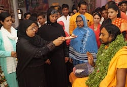 Muslim women worshiped their spiritual guide on the occasion of Guru Purnima in Benaras