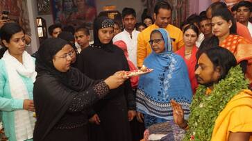 Muslim women worshiped their spiritual guide on the occasion of Guru Purnima in Benaras