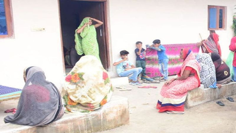 भोपाल. 2 दिन की सर्चिंग के बावजूद पुलिस तीन साल के मासूम को जिंदा नहीं बचा पाई। करीब 100 से ज्यादा पुलिसकर्मी और स्नीफर डॉग गांव की खाक छानते रहे और पड़ोसिन ने बच्चे को मारकर लाश ठिकाने लगा दी। मामला कोलार रोड के चीचली गांव का है। रविवार शाम घर के बाहर से रहस्यमय ढंग से लापता हुए वरुण का शव पुलिस ने मंगलवार की दोपहर अधजली हालत में बरामद किया था। हैरानी की बात यह रही कि बच्चे का शव उसके ही घर के सामने खाली पड़े एक मकान में मिला। पुलिस उस वक्त गांव की सर्चिंग में लगी थी। मामले को लेकर पुलिस सही जांच तक नहीं पहुंच पाई। हत्या किसी और ने नहीं, पड़ोस में रहने वाली सुनीता सोलंकी नाम की महिला ने की थी। इस हत्याकांड में उसके बेटे को भी आरोपी बनाया गया है। वरुण की हत्या महज एक चोरी के शक पर हुई। सुनीता ने पूछताछ में बताया कि 16 जून को वह एक शादी में शामिल होने गांव से बाहर गई थी। तभी डेढ़ किलो चांदी, सोने के दो बूंदे और 30 हजार रुपए चोरी हो गए थे। सुनीता को वरुण के पिता विपिन पर चोरी करने का शक था। इसलिए उसने सबक सिखाने वरुण की जान ले ली।