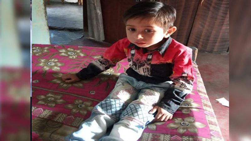ऐसे दिया घटना को अंजाम: रविवार शाम 7 बजे वरुण खेलते हुए आरोपी महिला के घर पहुंचा था। वहां उसने खाना मांग लिया। महिला ने रोटी-सब्जी में चींटी मारने की दवा खिला दी। करीब डेढ़ घंटे बाद उसने बेहोश बच्चे को एक खाली कंटेनर में रख दिया। इसके बाद वो खुद भी गांववालों के साथ मिलकर बच्चे को ढूंढने लगी। रात 11 बजे बच्चे को कंटेनर से निकालकर गेंहू की टंकी में रख दिया। ऊपर से गेंहू भर दिया। पुलिस ने उसके घर की तलाशी ली, लेकिन टंकी नहीं जांची। मंगलवार को उसने पहले शव गली में फेंका और फिर सूने मकान में ले जाकर जला दिया।
