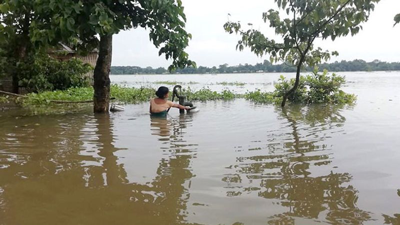 लोगों को बाढ़ में पीने के साफ पानी के लिए जद्दोजहत करनी पड़ रही है।