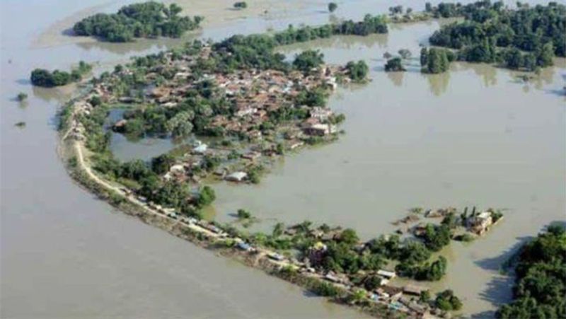 गूगल रिवर्स सर्च में ये तस्वीर 2008 में बिहार में आए बाढ़ की निकली।