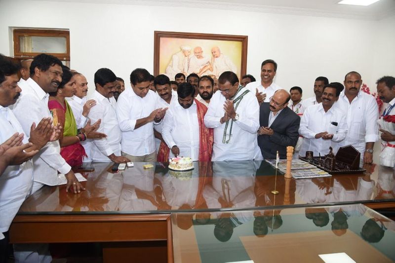కేటీఆర్, పోచారం సమక్షంలో కేక్ కట్ చేస్తున్న జగదీశ్ రెడ్డి