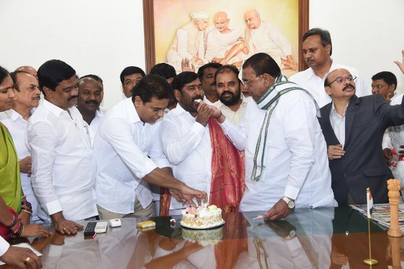 జగదీశ్ రెడ్డికి కేక్ తినిపిస్తున్న పోచారం