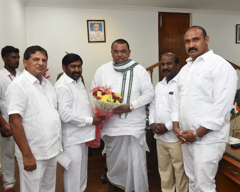 మంత్రికి పుష్ప గుచ్చం అందిస్తున్న స్పీకర్