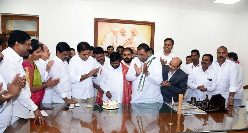 కేక్ కట్ చేస్తున్న విద్యాశాఖ మంత్రి