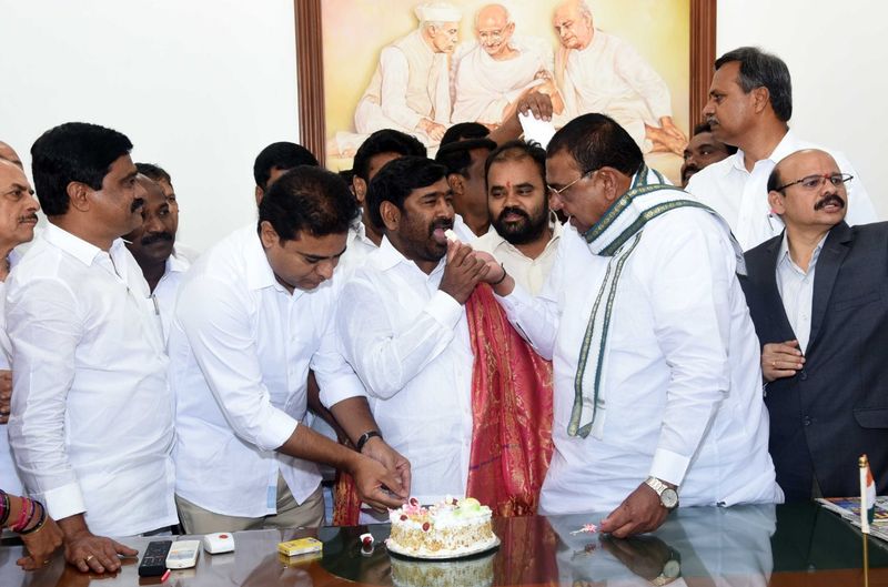 కేక్ కట్ చేస్తున్న విద్యాశాఖ మంత్రి