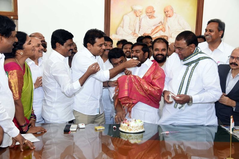 మంత్రి జగదీశ్ రెడ్డికి కేక్ తినిపిస్తున్న కేటీఆర్