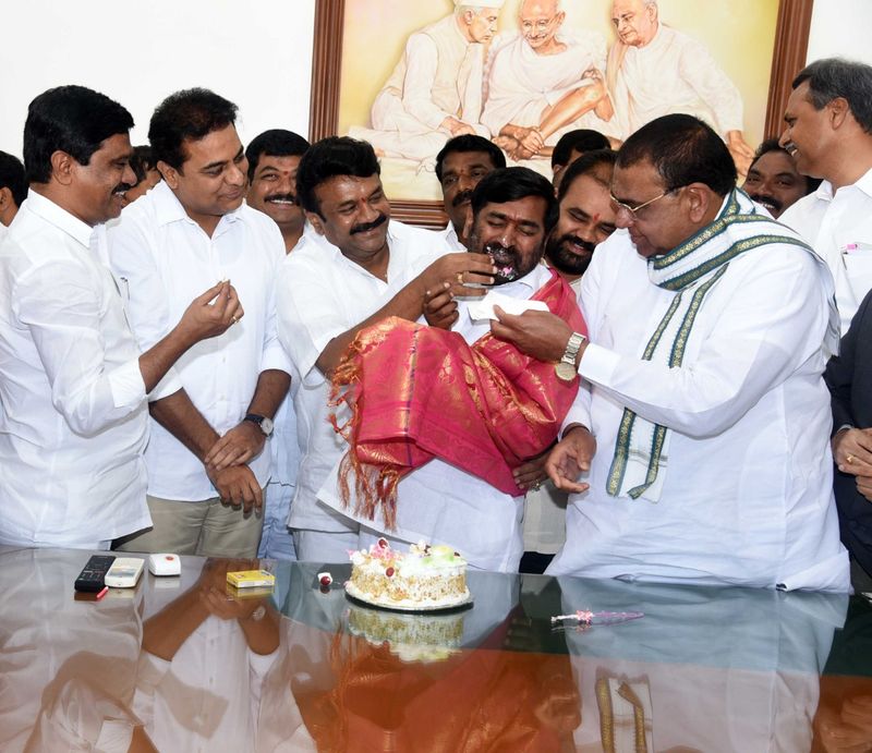 జగదీశ్ రెడ్డికి కేక్ తినిపిస్తున్న తలసాని శ్రీనివాస్ యాదవ్