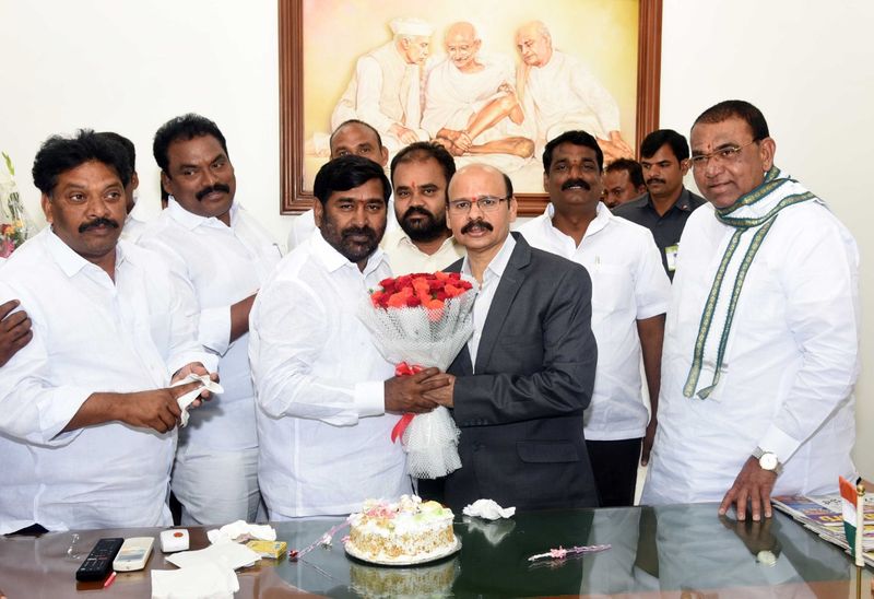 జగదీశ్ రెడ్డి రెడ్డికి పుష్పగుచ్చం అందించిన అసెంబ్లీ కార్యదర్శి