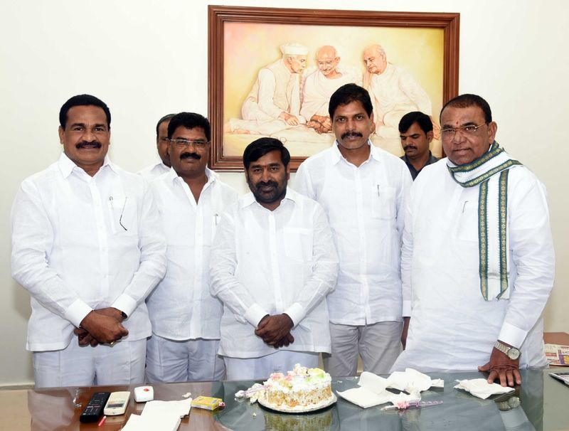 జగదీశ్ రెడ్డితో స్పీకర్ పోచారం తదితరులు