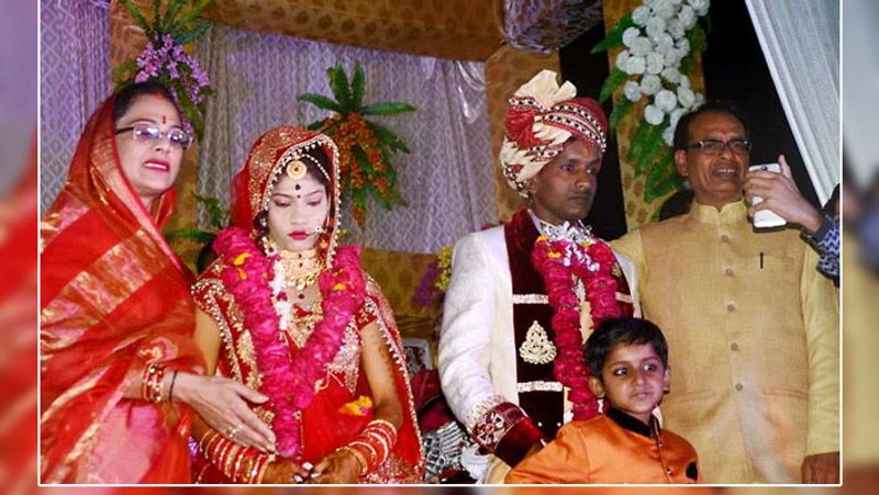 विदिशा. मध्य प्रदेश के पूर्व मुख्यमंत्री शिवराज सिंह चौहान की दत्तक पुत्री भारती की गुरुवार को संदिग्ध हालत में मौत हो गई। भारती यहां नगर पालिका में नौकरी करती थीं। मई 2018 में भारती की शादी विदिशा के ही किसान युवक रवींद्र मालवीय से स्थानीय गणेश मंदिर में हुई थी। शिवराज और साधना सिंह ने शादी की पूरी रस्में निभाते हुए भारती का कन्यादान किया था। पुलिस ने भी मौत को संदिग्ध माना है। लिहाजा शव का पोस्टमॉर्टम कराया गया है। घटना की जानकारी लगने पर शिवराज सिंह की पत्नी साधना और पुत्र कार्तिकेय विदिशा पहुंच गए थे। शिवराज सिंह चौहान रायपुर में होने के कारण विदिशा नहीं पहुंच सके। हालांकि उन्होंने फोन पर परिजनों से घटना की जानकारी ली।