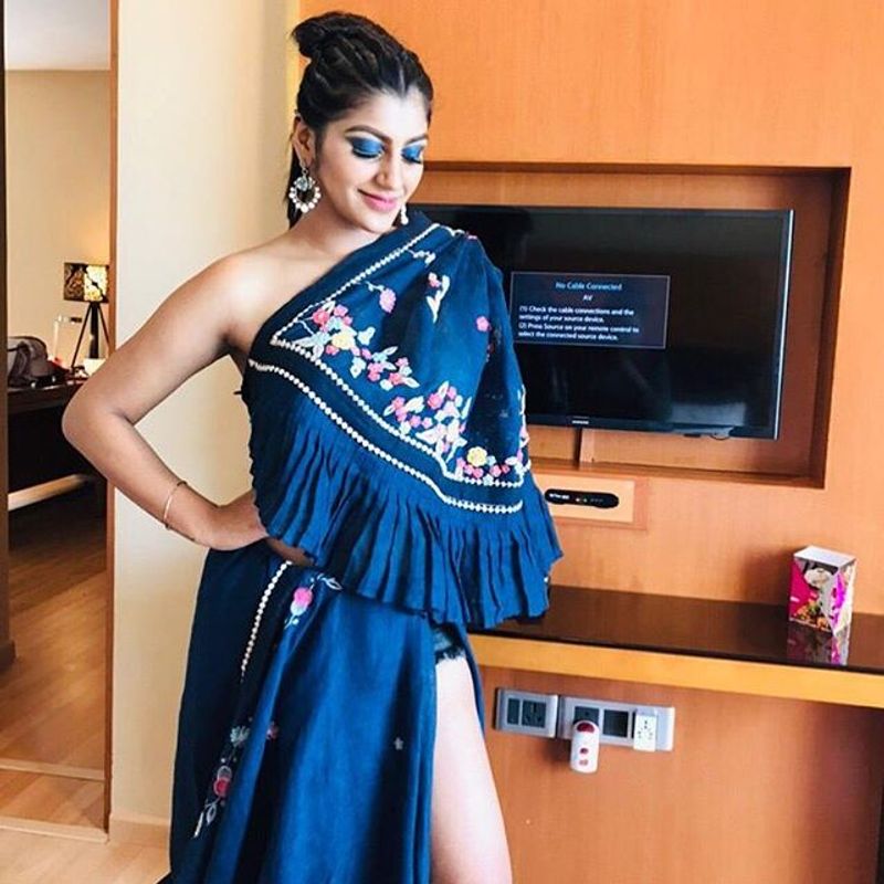 ctress Yashika Anand's Super Color Full Photo Gallery ..!