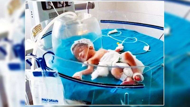 कैथल. एक मां अपनी नवजात बच्ची को निदर्यी बनकर मरने के लिए नाली में फेंककर चली गई। बच्ची शायद न बचती, लेकिन कहते हैं कि मारने वाले से बचाने वाला बड़ा होता है। गली में मौजूद कुछ कुत्तों ने नाली से बच्ची को ऊपर खींच लिया। फिर भौंक-भौंककर लोगों को जगा दिया। बच्ची अब सिविल हॉस्पिटल में भर्ती है। उसकी हालत खतरे से बाहर है। SHO थाना सिटी प्रदीप कुमार ने बताया कि अज्ञात महिला के खिलाफ मामला दर्ज कर लिया गया है।