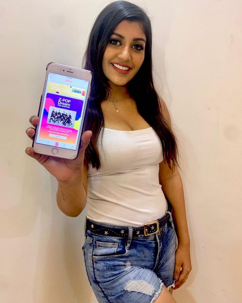 ctress Yashika Anand's Super Color Full Photo Gallery ..!