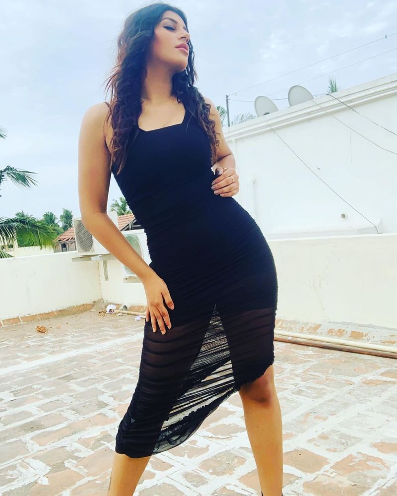 ctress Yashika Anand's Super Color Full Photo Gallery ..!