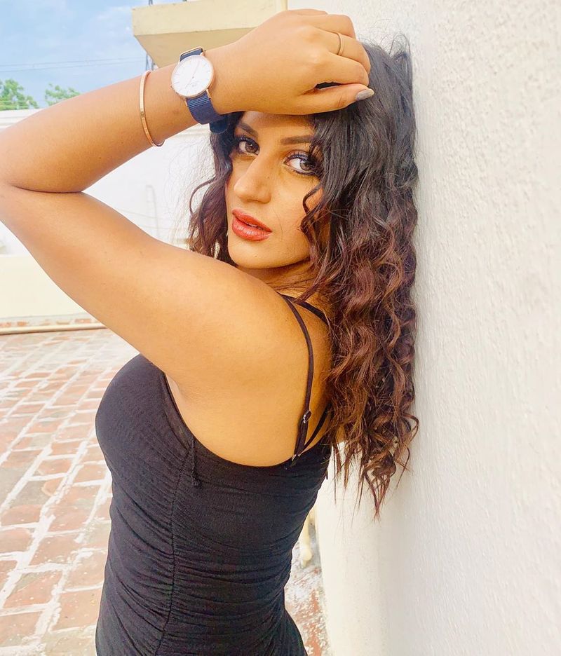 ctress Yashika Anand's Super Color Full Photo Gallery ..!