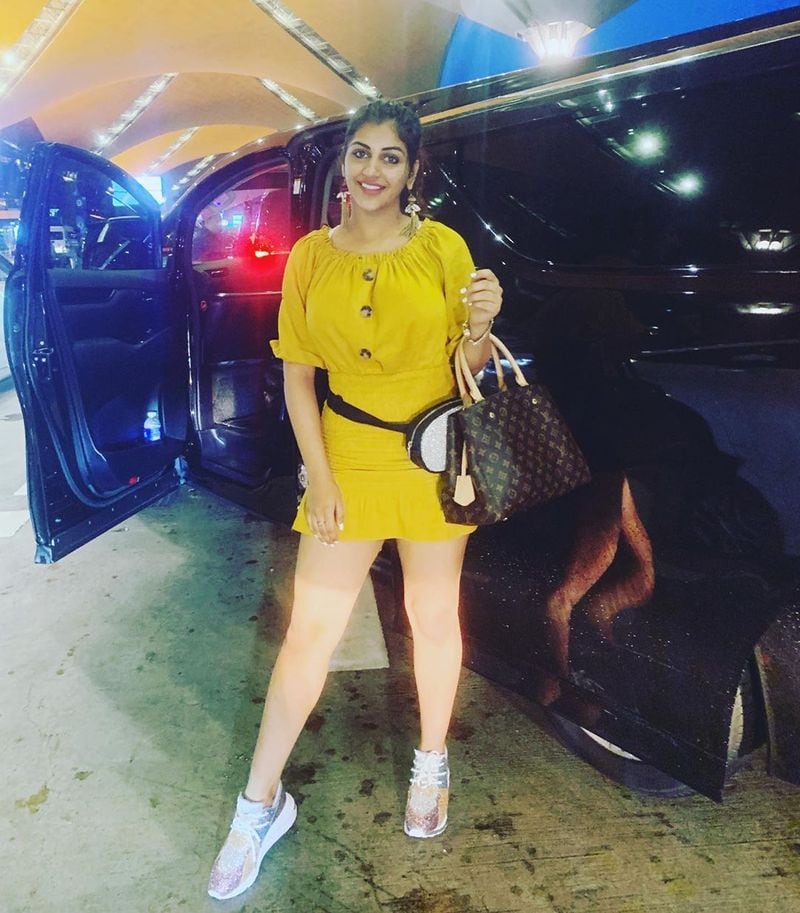ctress Yashika Anand's Super Color Full Photo Gallery ..!