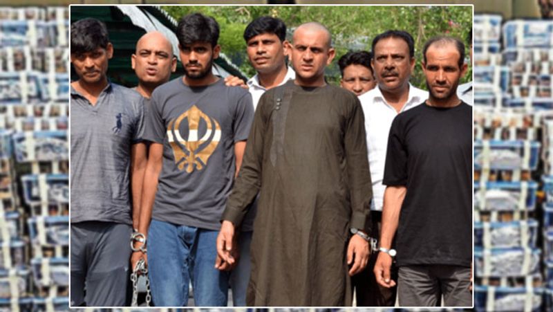पुलिस के मुताबिक, ड्रग्स माफिया तक पहुंचने के लिए करीब 120 दिनों तक ऑपरेशन चलाया गया। बताते हैं कि पाकिस्तान-अफगानिस्तान का ड्रग माफिया ड्रग्स में निचोड़े जूट के धागों को जलालाबाद से पाकिस्तान अधिकृत कश्मीर भेजते थे। यहां धागों की बोरियां बनाई जाती थीं। वहां से बोरियों में मसाला आदि भरकर कश्मीर के मसाला कारोबारियों तक पहुंचाया जाता था। पकड़े गए लोगों के पास से चार कार, दो पिस्टल और 20 जिंदा कारतूस बरामद हुए हैं। पकड़े गए लोगों में अफगानिस्तान का रहने वाला शिनवारी रहमत गुल (30) और अख्तर मोहम्मद शिनवारी (31) है। तीन अन्य आरोपियों में वकील अहमद (36) हरियाणा, रईस खान (43) और जबकि धीरज उर्फ दीपक (21) शामिल हैं।