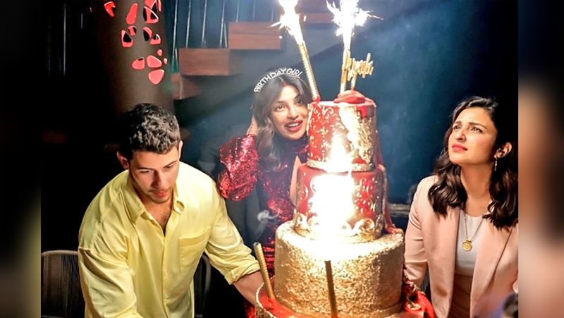 मुंबई. प्रियंका चोपड़ा ने 18 जुलाई को अपना 37वां बर्थडे सेलिब्रेट किया था। जिसकी कुछ फोटोज सोशल मीडिया पर अब शेयर की गई हैं। दरअसल, उनके पति निक जोनस ने सरप्राइज पार्टी रखी थी। जिसमें प्रियंका चोपड़ा की बहन परिणीति चोपड़ा भी दिखाई दे रही हैं।