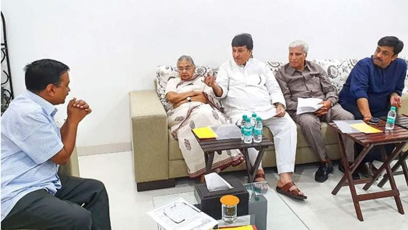 शीला दीक्षित को एक मीटिंग के दौरान सुनते दिल्ली के सीएम अरविंद केजरीवाल।