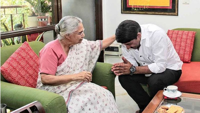 दिल्ली बीजेपी अध्यक्ष मनोज तिवारी जब शीला दीक्षित के निवास पर उनसे मिलने पहुंचे थे।