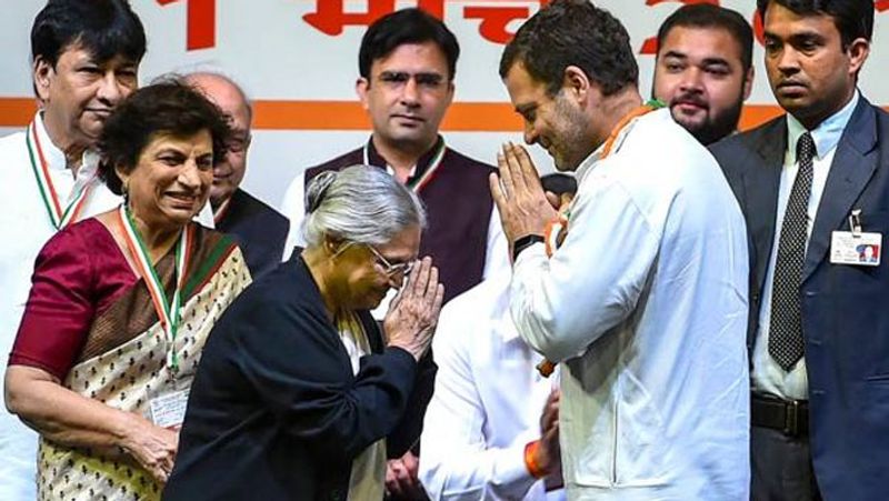 ( इंदिरा गांधी स्टेडियम में कांग्रेस के कैम्पेन 'मेरा बूथ अध्यक्ष सम्मेलन' के दौरान राहुल गांधी और शीला दीक्षित।) नई दिल्ली. तीन बार दिल्ली की 'सल्तनत' चलाने वालीं शीला दीक्षित राजनीति और सामाजिक दोनों क्षेत्र में हमेशा याद की जाती रहेंगी। उल्लेखनीय है कि शनिवार को शीला दीक्षित इस दुनिया को अलविदा कह गईं। वे 81 वर्ष की थीं। सुबह तबीयत बिगड़ने पर उन्हें राजधानी के एस्कॉर्ट्स फोर्टिस हॉस्पिटल में भर्ती कराया गया था। अस्पताल के डायरेक्टर डॉ. अशोक सेठ ने बताया कि इलाज के दौरान दोपहर 3.15 बजे शीला दीक्षित को कॉर्डियक अरेस्ट हुआ। इसके बाद उन्हें वेंटिलेटर पर रखा गया। शीला दीक्षित 15 साल (1998 से 2013) तक दिल्ली की मुख्यमंत्री रहीं। फिलहाल, दिल्ली कांग्रेस की अध्यक्ष थीं।