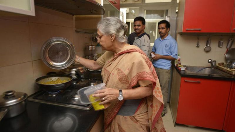 शीला दीक्षित राजनीति में दिग्गज नेत्री होने के बावजूद एक गृहणी की भूमिका में भी हमेशा आगे रहीं।