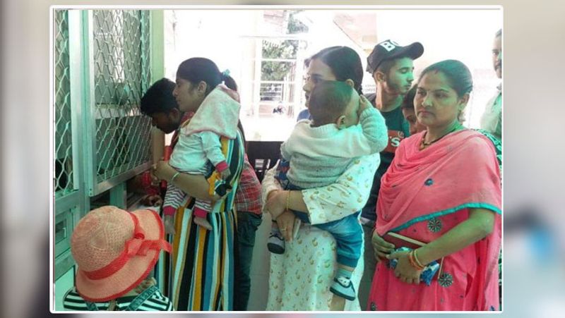 नैनीताल. यह सरकारी तंत्र की हकीकत बयां करती घटना है! नैनीताल के कलेक्टर की पत्नी बगैर किसी तामझाम के अपने बेटा का चेकअप कराने सरकारी हॉस्पिटल गई थीं। वो यह भी देखना चाहती थीं कि हॉस्पिटल में आमजनों के साथ कैसा बर्ताव होता है। हॉस्पिटल में उनके संग भी वैसा ही बुरा व्यवहार किया गया, जैसा आमजनों के साथ होता है।