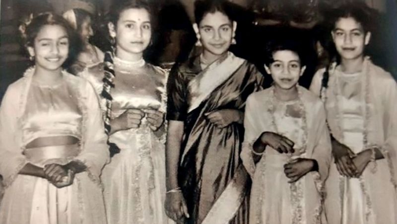 (अपनी बहनों और कजन के साथ गहरे रंग की साड़ी में शीला) अगर शीला दीक्षित की पर्सनल लाइफ के बारे में बात की जाए तो उनकी लव लाइफ काफी इंट्रस्टिंग थी। उनकी प्रेम कहानी कॉलेज लाइफ से ही शुरू हुई थी। बता दें, शीला ने दिल्ली विश्वविद्यालय से इतिहास में पढ़ाई की है। (फोटो सोर्स- बीबीसी)