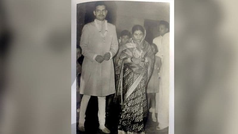 (विनोद दीक्षित के साथ शीला) एक दिन अचानक विनोद ने शीला से कहा कि वो अपनी मां से कहने जा रहे हैं कि उन्हें वो लड़की मिल गई है जिससे उन्हें शादी करनी है। तो इस पर शीला ने पूछा कि क्या उन्होंने लड़की से बात की है। विनोद ने जवाब में कहा नहीं लेकिन वो उनके बगल में बैठी है। जिसके दो साल बाद दोनों की शादी हो गई। (फोटो सोर्स- बीबीसी)