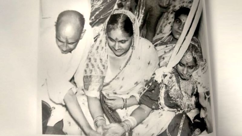 (शादी की रस्म के दौरान की फोटो) शीला दीक्षित का असली नाम शीला कपूर था। दीक्षित वो शादी के हुई थीं। ब्राह्मण समाज से ना होने के कारण उनका ससुराल पक्ष उन्हें शुरुआत के दिनों में ज्यादा पंसद नहीं करता था। (फोटो सोर्स- बीबीसी)
