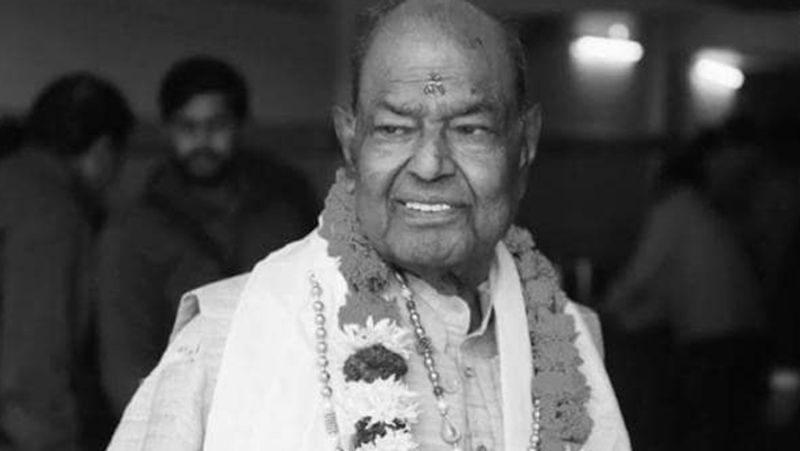 नई दिल्ली. शनिवार की शाम को दिल्ली की पूर्व सीएम शीला दीक्षित का निधन हुआ। लोग अभी इस सदमे से उबर भी नहीं पाए थे कि दिल्ली से ही एक और बुरी खबर सामने आ गई। बीजेपी से दिल्ली के पूर्व अध्यक्ष मांगे राम गर्ग का रविवार को निधन हो गया। बताया जा रहा कि वे बीमार थे। मांगे राम विधायक और वरिष्ठ संघ सहयोगी भी रह चुके हैं।