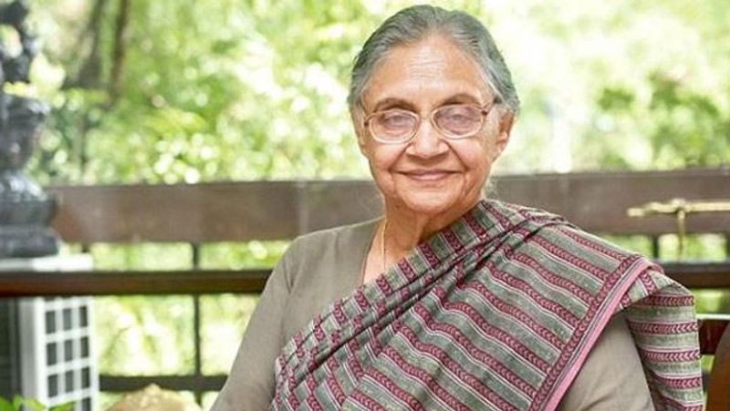 नई दिल्ली. दिल्ली की पूर्व सीएम शीला दीक्षित का रविवार दोपहर निगम बोध घाट पर अंतिम संस्कार किया जाएगा। इस मौके पर कांग्रेस के वरिष्ठ नेताओं के अलावा दूसरे दलों के नेता भी मौजूद रहेंगे। अंतिम संस्कार से पहले उनके पार्थिव शरीर को कांग्रेस मुख्यालय में रखा गया था। Live Updates