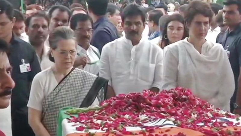 मां सोनिया गांधी संग प्रियंका गांधी पहुंची अंतिम दर्शन के लिए मुख्यालय।