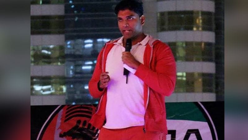 दुबई। भारतीय मूल के स्टैंडअप कॉमेडियन मंजूनाथ नायडू की स्टेज पर परफॉर्म के दौरान मौत हो गई। रिपोर्ट्स के मुताबिक मंजूनाथ दुबई में ऑडियंस से खचाखच भरे हॉल में परफार्म कर रहे थे कि तभी उन्हें अचानक घबराहट हुई और वो स्टेज पर ही गिर पड़े।