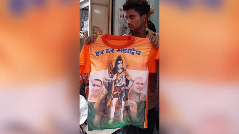 इस साल सावन में कांवर यात्रियों के बेच भगवा रंग के कपड़ों में शिव की तस्वीर की जगह मोदी और योगी का क्रेज नजर आ रहा है।